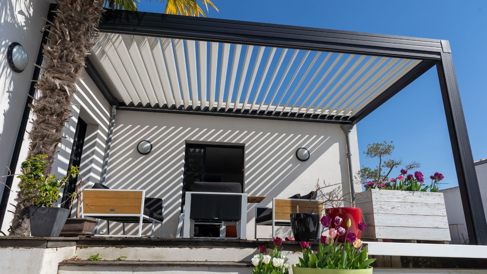 pergola-bioclimatica-vs-toldo-terraza-comparativa